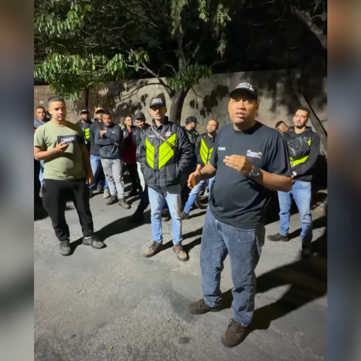 BH: homem atira contra motoboy que fazia xixi na rua e revolta entregadores