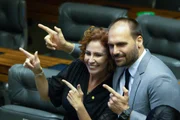 Deputados mais votados pelo PL em São Paulo, Carla Zambelli e Eduardo Bolsonaro vivem fora do país