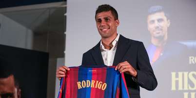Rodri durante apresenta&ccedil;&atilde;o ao Barcleona - Foto: Eric Alonso/Getty Images / Esporte News Mundo
