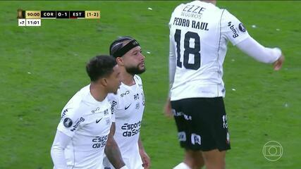 Aos 55 min do 2º tempo - cobrança de pênalti para fora de Memphis Depay do Corinthians contra o Estudiantes