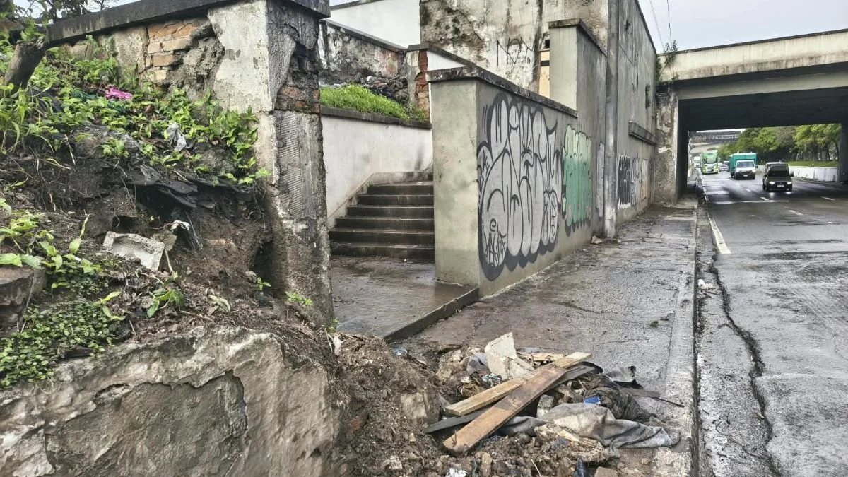 Suja e depredada: Ponte das Bandeiras enfrenta abandono 2 anos após obras