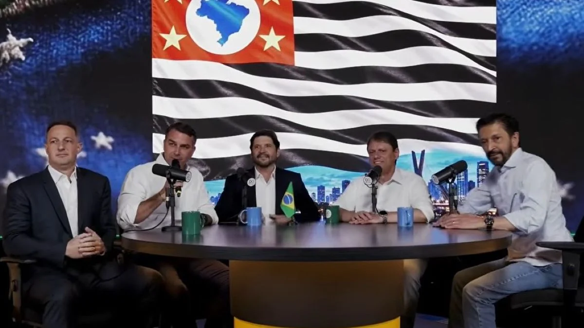Tarcísio faz live com Flávio e diz que “antipetismo” aparecerá na urna