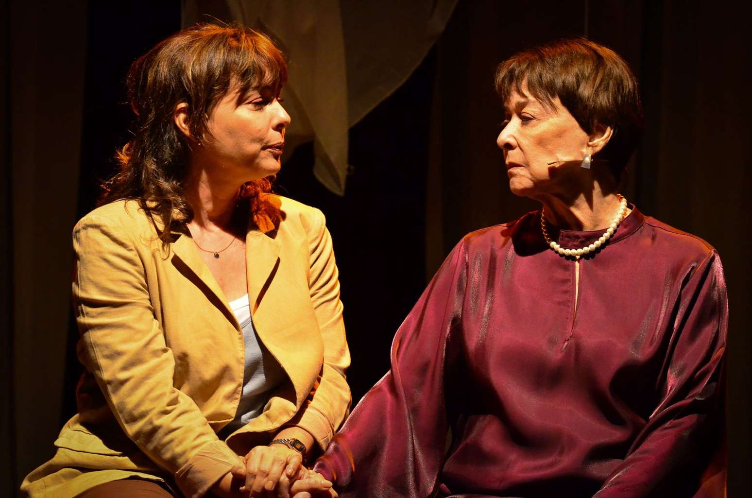 Regiane Alves e N&iacute;vea Maria em cena com a pe&ccedil;a 'Querida Mam&atilde;e'