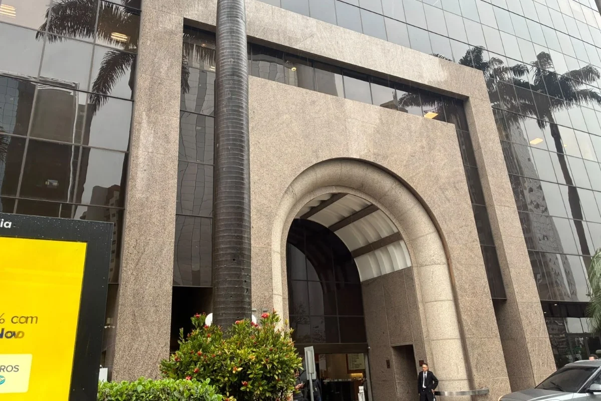 Marquise de prédio comercial caiu sobre 2 funcionários no 22º andar, na Faria Lima, em SP - Metrópoles