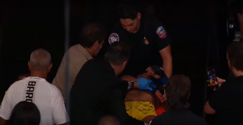 Lutador brasileiro cai desacordado em luta do UFC, sai de maca e fica internado em hospital nos EUA