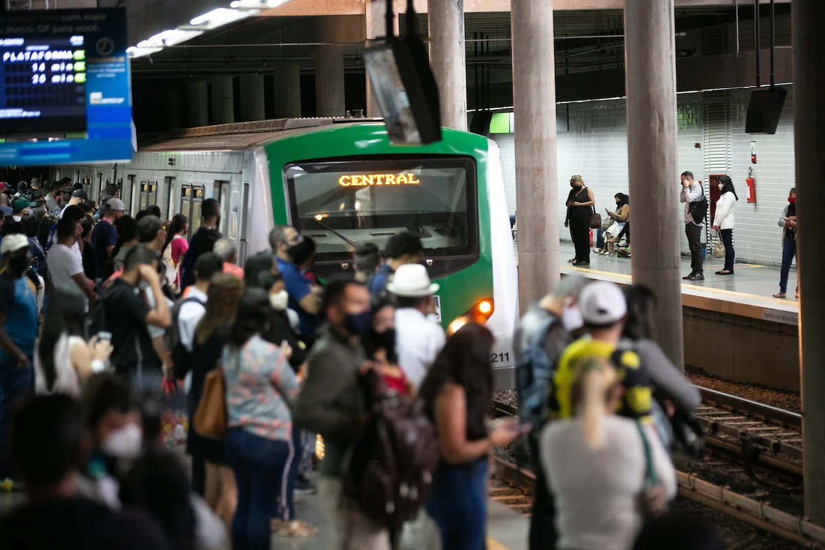 Estudante é esfaqueada por homem dentro de vagão para mulheres do Metrô-DF