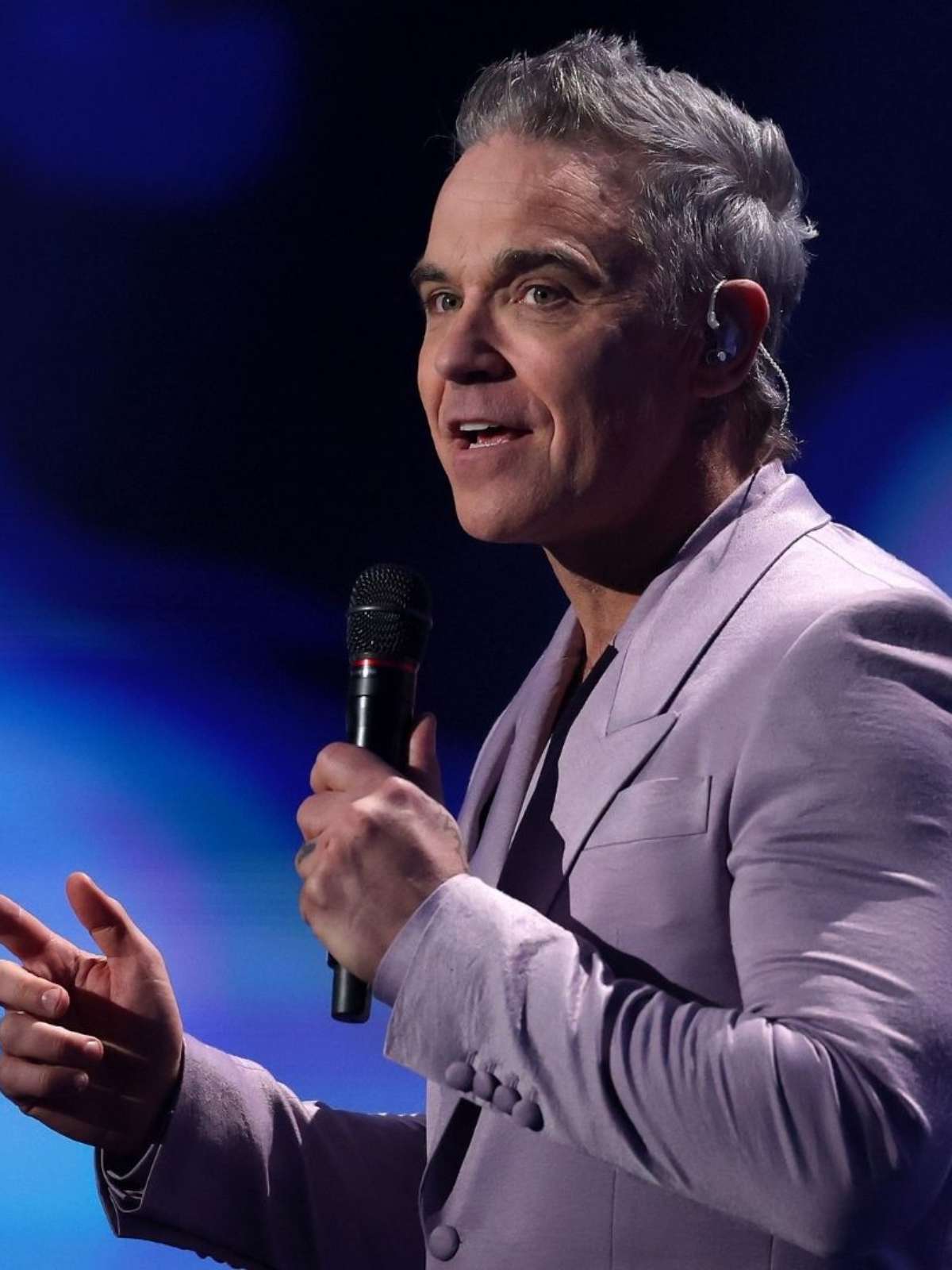 Show de Robbie Williams no Peru é cancelado e artista canta para fãs em frente a hotel