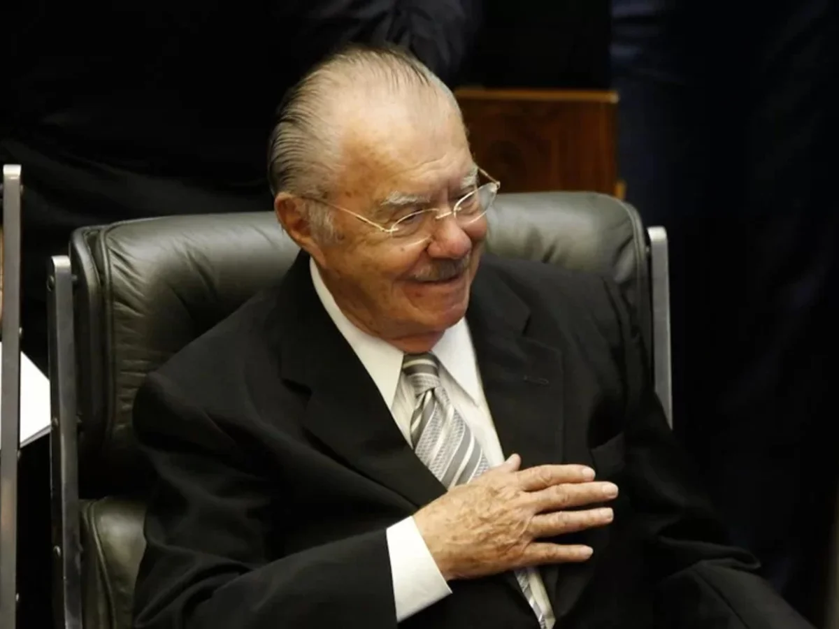 Após passar por exames, Sarney volta a ser internado para tratar pneumonia