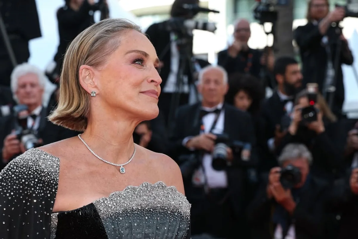 Sharon Stone surpreende com relato de agressão: "Atingida por trás" - Metrópoles