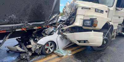 Carro &eacute; prensado por carreta e caminh&atilde;o-ba&uacute; em rodovia de MG neste domingo, 20; v&iacute;timas tiveram apenas ferimentos graves Foto: Divulga&ccedil;&atilde;o/CBMMG