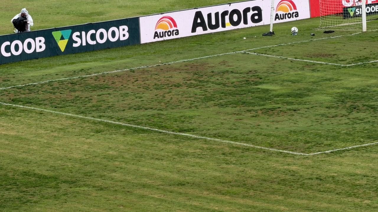 Condição precária do gramado chama atenção em Ponte x CRB; veja fotos