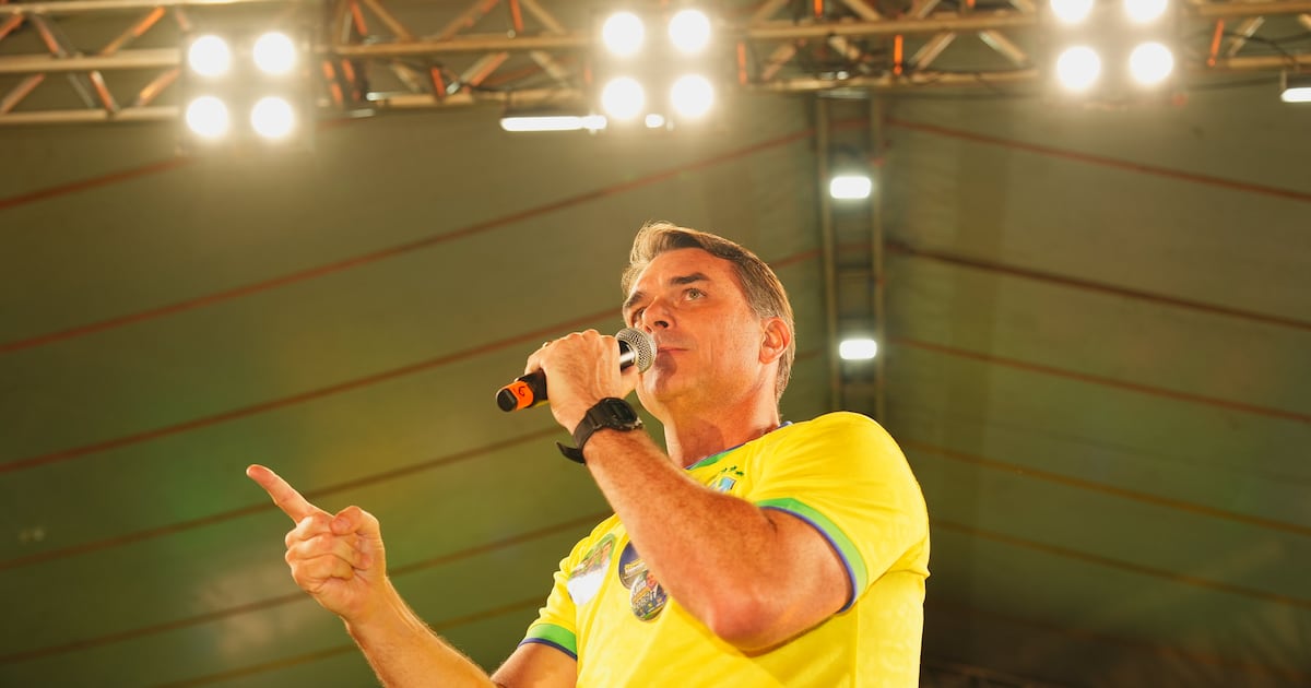 Flávio Bolsonaro diz que Flávio Dino tem feito perseguição política