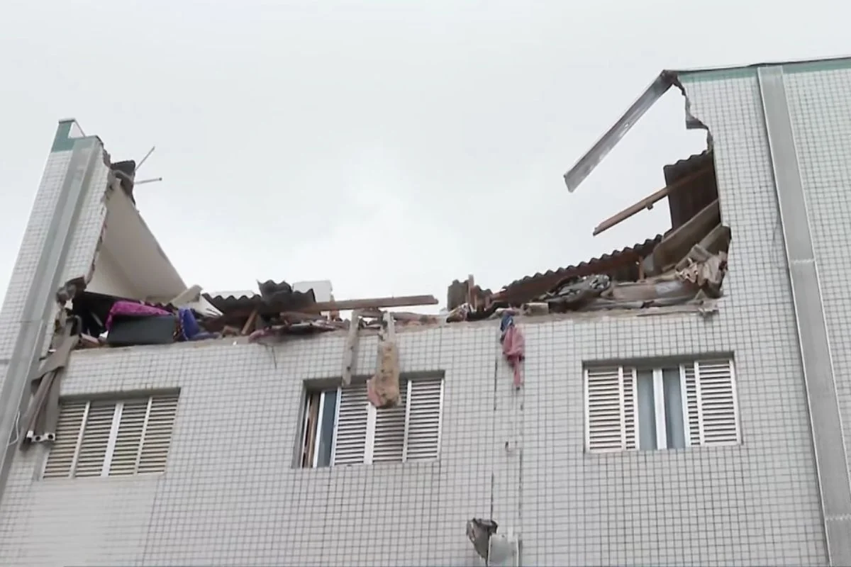 Imagem colorida mostra dano em prédio após explosão de botijão. Metrópoles