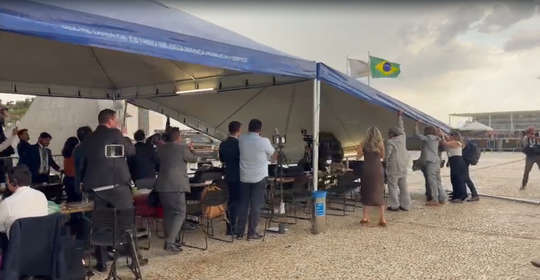 VÍDEO: ventania derruba tendas e faz equipes na área externa do STF correrem durante julgamento