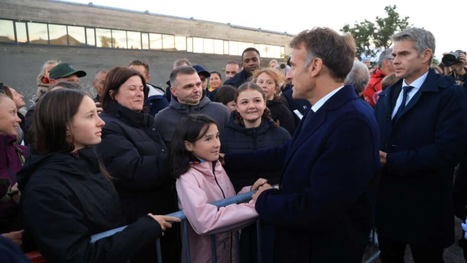 Emmanuel Macron encontra habitantes de Saint-Pierre, em arquip&eacute;lago franc&ecirc;s ultramarino localizado no Atl&acirc;ntico norte. (19/09/2026)