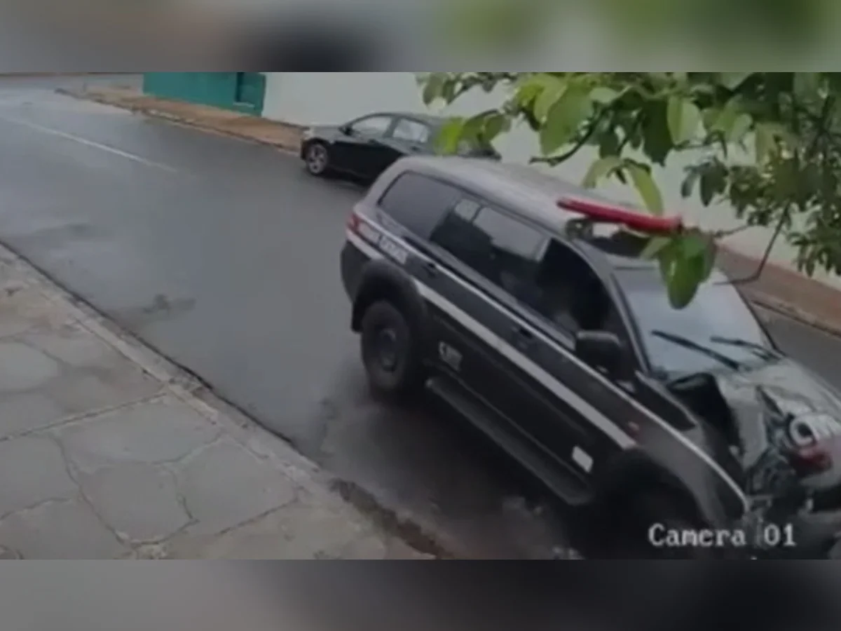 Viatura da Polícia Civil atinge motos e árvore em MG; caso é apurado