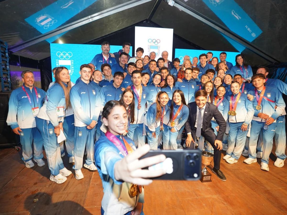 Parte de la delegación nacional en la fiesta del Comité Olímpico Argentino en la Casa Suramericana 2026