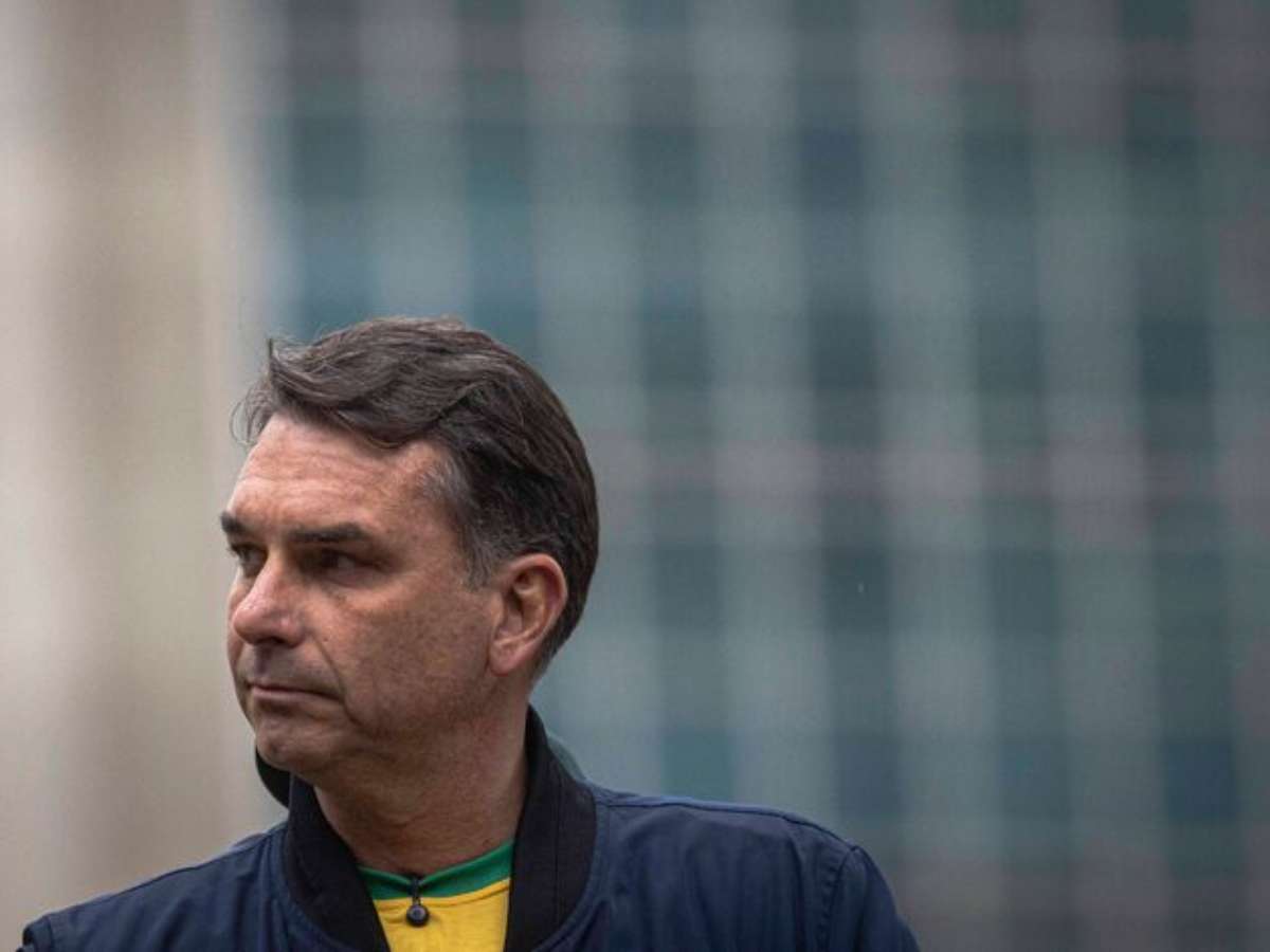 Flávio Bolsonaro confirma ida ao debate da Globo e diz: ‘Quero debater com Lula’