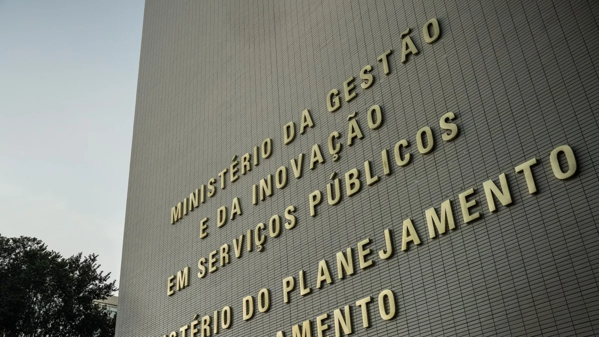 Governo inclui Bolsa Família no Orçamento e prevê alta do rombo fiscal