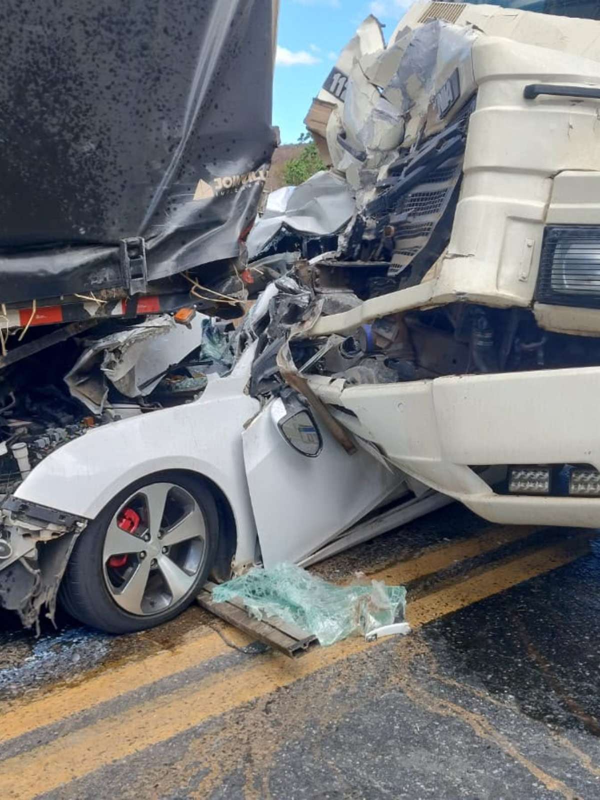Família sobrevive após ter carro prensado por caminhões em rodovia de MG; imagem impressiona