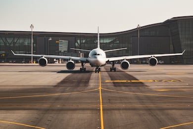 Falha no controle aéreo e cabo de fibra cortado provocam caos em aeroportos dos EUA