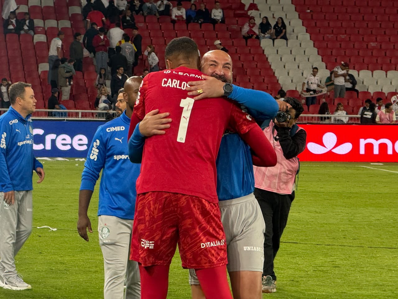 A noite de Carlos Miguel: goleiro faz seu maior jogo pelo Palmeiras e é exaltado como herói da vaga