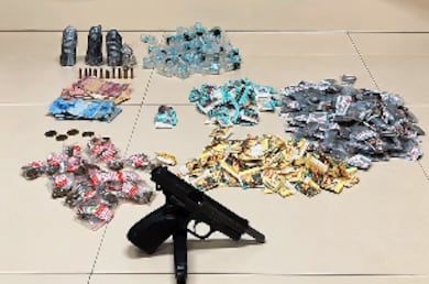 Cinco criminosos são presos com arma, explosivos e drogas em van em Jacarepaguá, no Rio