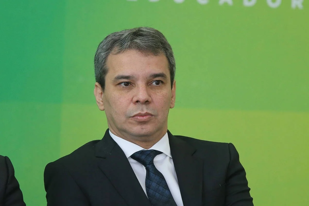 Sob críticas, ministro da Justiça monitora julgamento do STF à distância