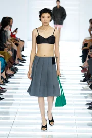 Sutiã é o novo top em uma moda que celebra a liberdade feminina