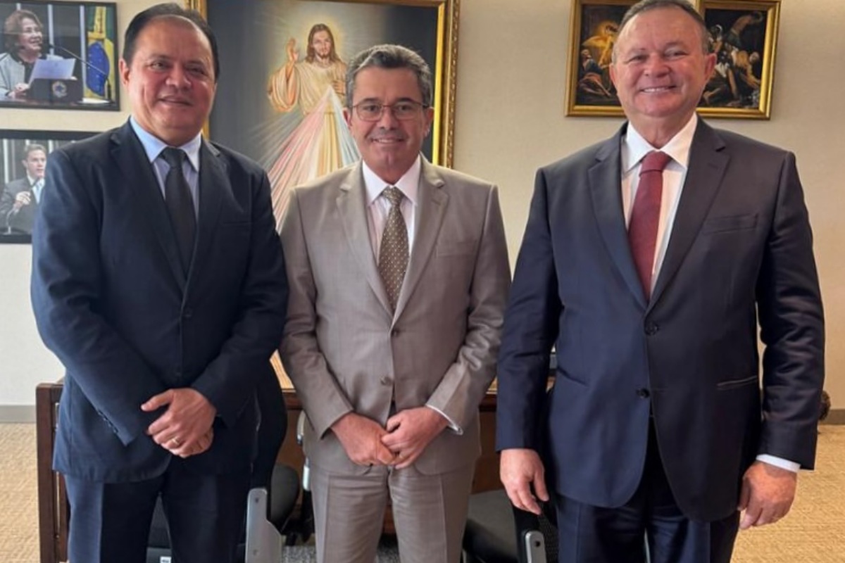Imagem colorida mostra O prefeito de Barra do Corda, Rigo Teles; o presidente do TCU, Vital do Rêgo; e o governador Carlos Brandão em reunião em Brasília | Metrópoles