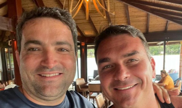 Viagens, safári e imóveis: na mira da PF, relação com advogado investigado na fraude do INSS incomoda campanha de Flávio Bolsonaro