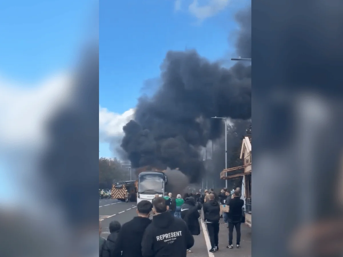 Ônibus com torcedores do Celtic pega fogo após clássico contra o Rangers