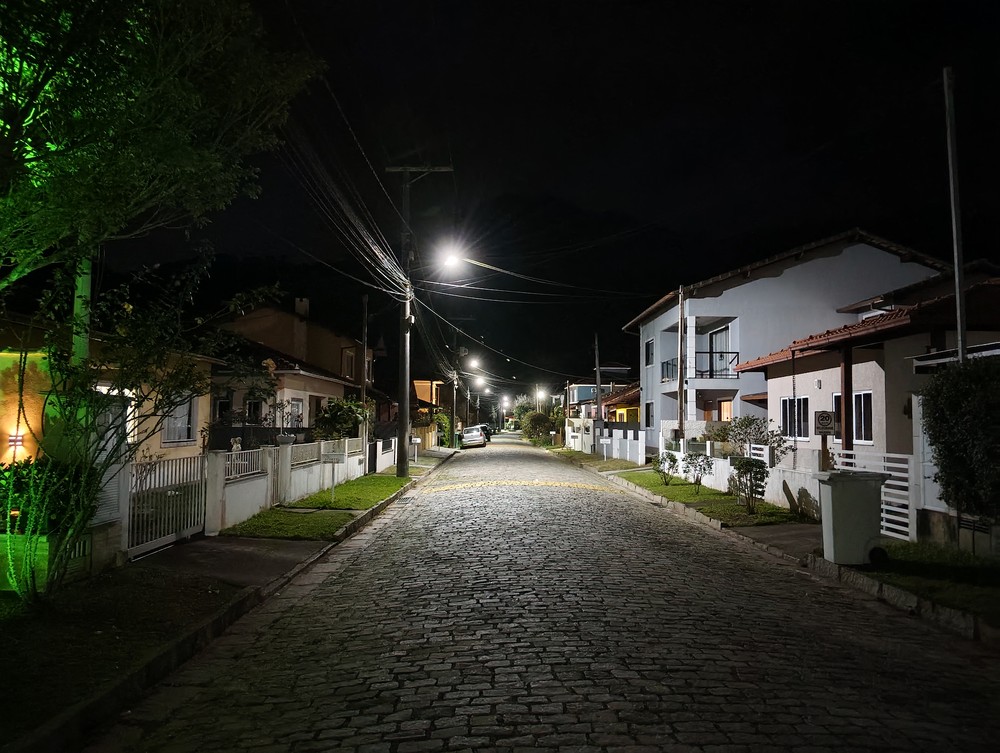 Rua à noite; foto tirada com Redmi Note 17 Pro — Foto: Ana Letícia Loubak/TechTudo