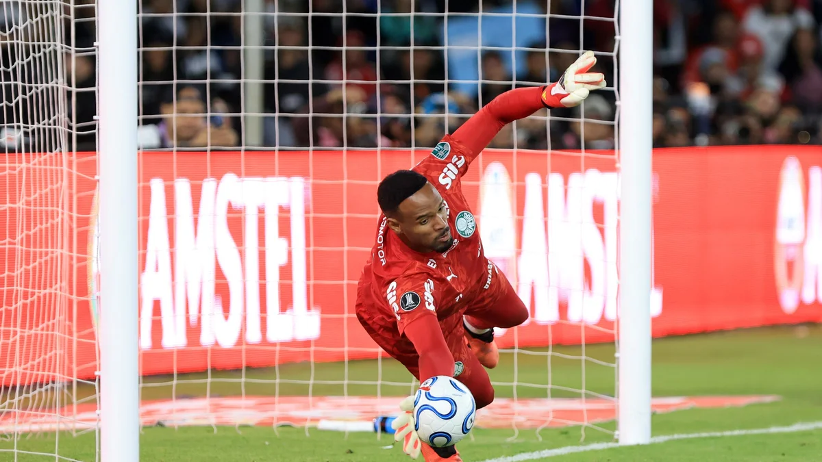 Carlos Miguel iguala feito de Marcos em disputa de pênaltis na Libertadores