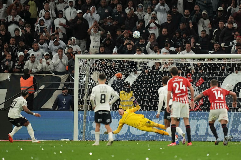 Memphis gera até multa ao Corinthians em noite para esquecer e vê relação com torcida estremecer