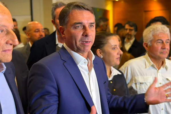 Flávio acompanha julgamento de Moraes pela TV de hotel em Fortaleza - destaque galeria