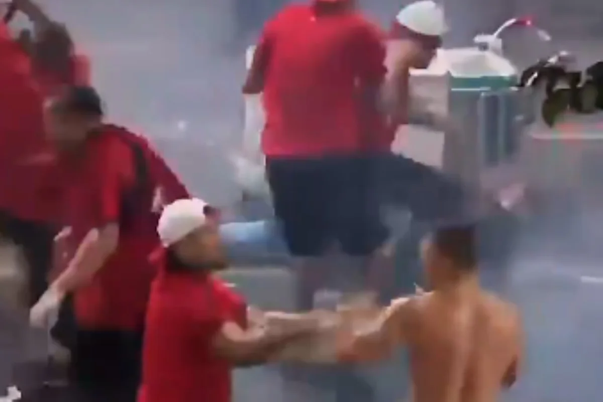 Organizadas do Flamengo brigam e causam tumulto na saída do Maracanã