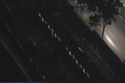 Falta de energia afeta operação das linhas 11, 12 e 13 de trens; na foto, pessoas caminham nos trilhos na estação Tatuapé