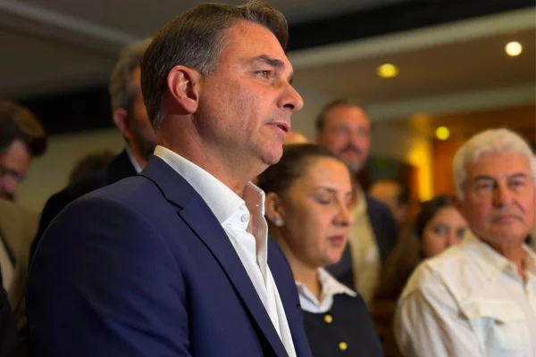 Lindbergh pede ao STF investigação sobre possível lucro de Flávio com bets
