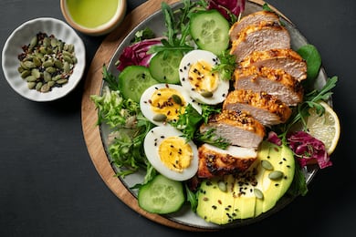 Saladas proteicas para o almoço: 5 receitas saudáveis e ricas em proteínas para aumentar a saciedade