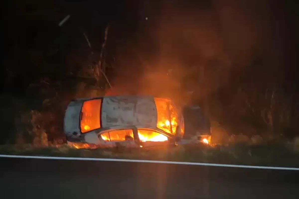 Paraná: veículo pega fogo após sair da pista e colidir com barranco