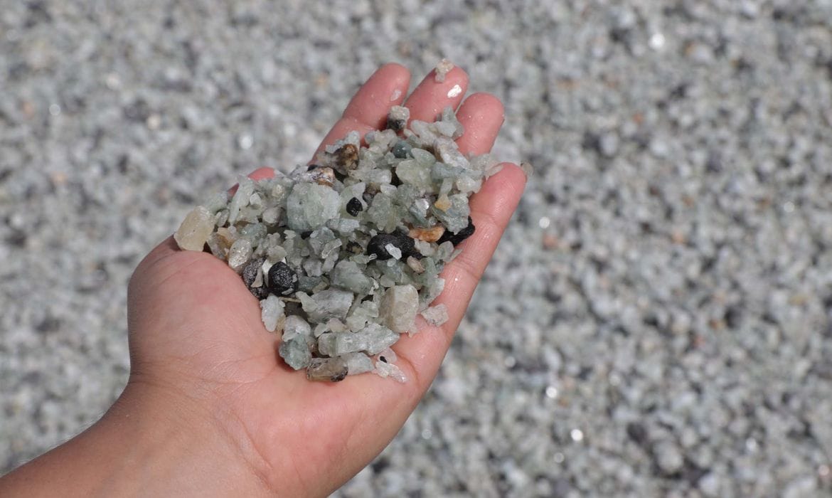 Minerais na mão de uma pessoa