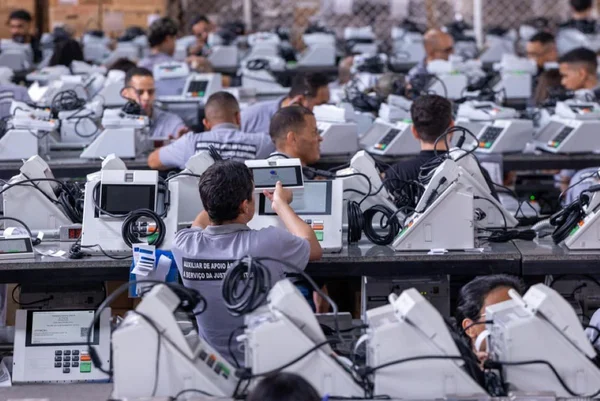 TRE-DF inicia carga e lacração de mais de 6 mil urnas para eleições