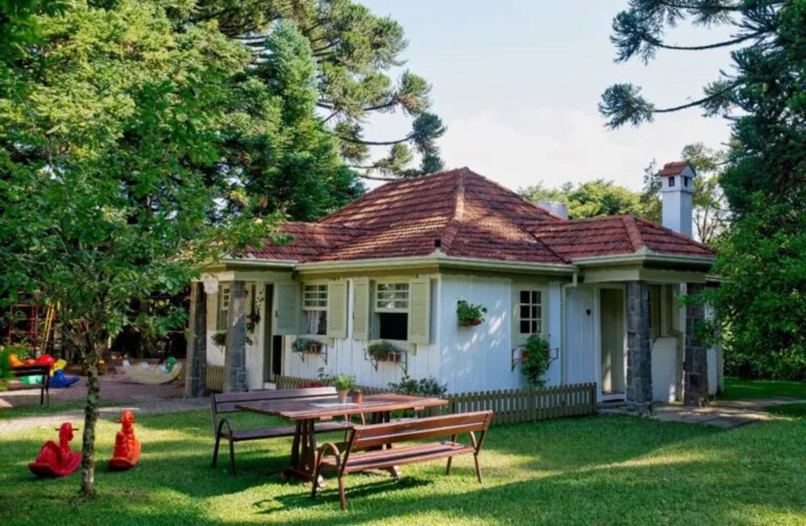 Os encantos do Hotel Ritta Höppner, em Gramado (RS), onde a tradição, o charme e a hospitalidade se encontram para proporcionar uma experiência especial aos hóspedes. Reprodução / Instagram @hotelrittahoppner