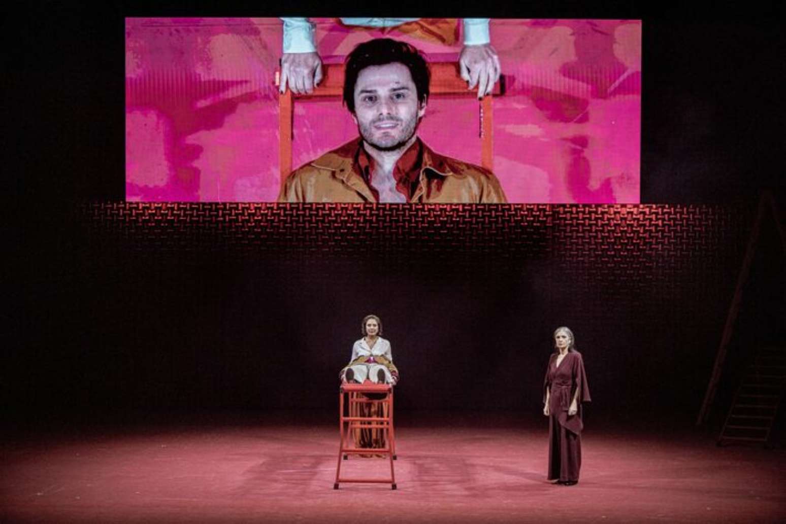 O musical 'Feliz Ano Velho' tem cen&aacute;rio minimalista, com escadas e tel&atilde;o que ajudam o fluxo narrativo.