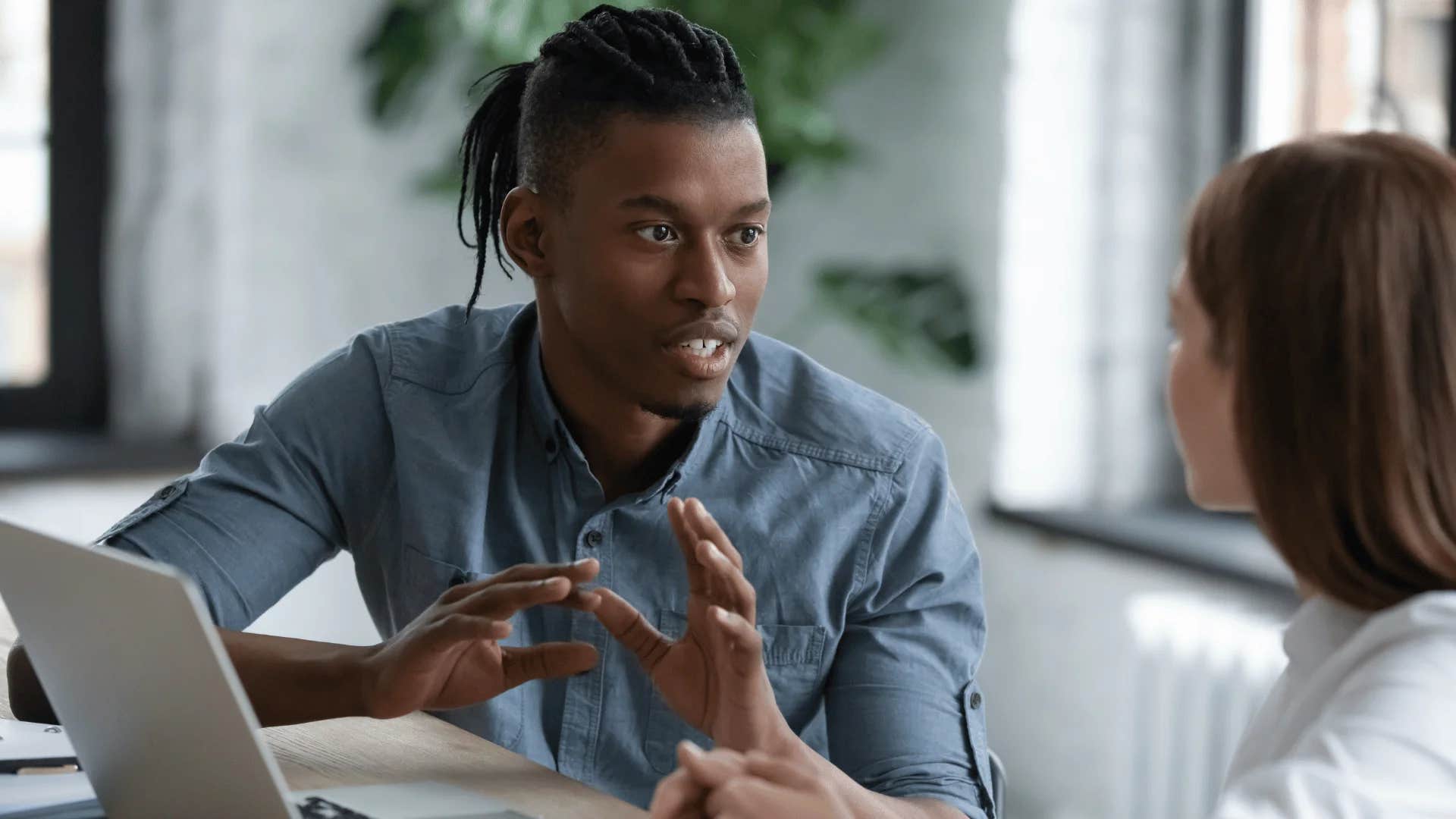 Pessoas que odeiam desperdiçar tempo frequentemente usam 7 frases para dizer profissionalmente 'Esta reunião poderia ter sido um e-mail'