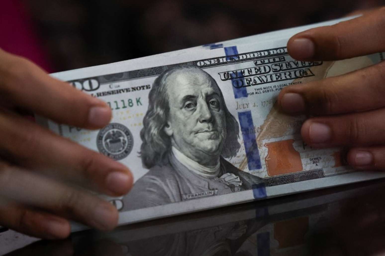 &Agrave;s 17h04, o d&oacute;lar futuro para outubro -- atualmente o mais negociado no &zwnj;mercado brasileiro -- subia 0,52% na B3, aos R$5,1985