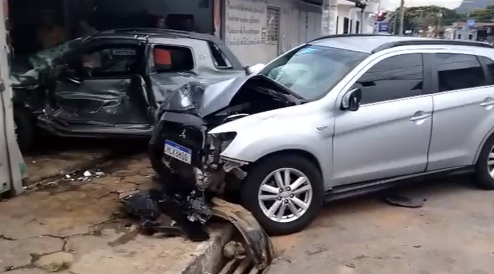 Imagens registraram momento em que avança o sinal vermelho e atinge o carro onde estavam Danielle e o filho Reprodução / RECORD
