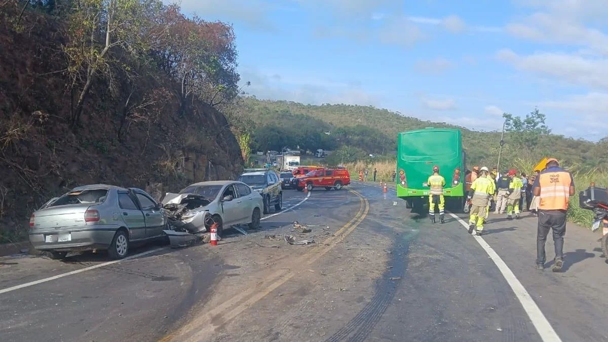 Acidente entre carros e ônibus deixa um morto e mãe e filha feridas em MG