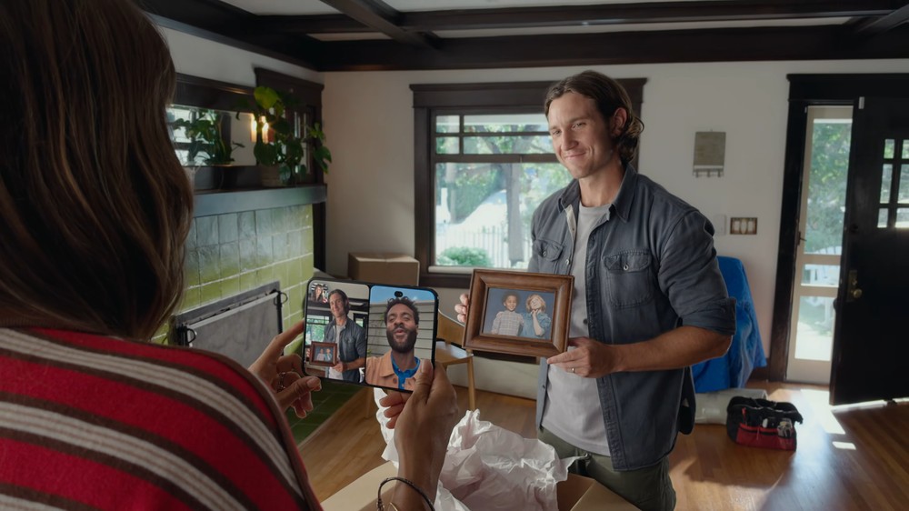 Formato dobrável permite ao iPhone Duo aproveitar as duas telas em fotos, vídeos e chamadas de FaceTime — Foto: Reprodução/Apple